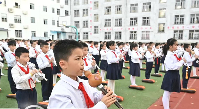 永泰縣第二實(shí)驗(yàn)小學(xué)的“葫蘆娃們”吹奏葫蘆絲曲目《龍的傳人》。永泰縣教育局供圖