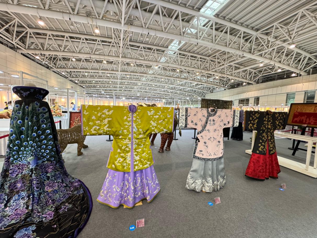 畢紅最新創(chuàng)作的京繡作品在2025中國(guó)工藝美術(shù)博覽會(huì)展出。受訪者供圖
