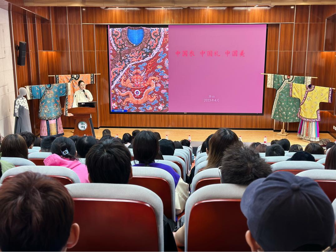 畢紅在高校作非遺京繡主題分享。受訪者供圖