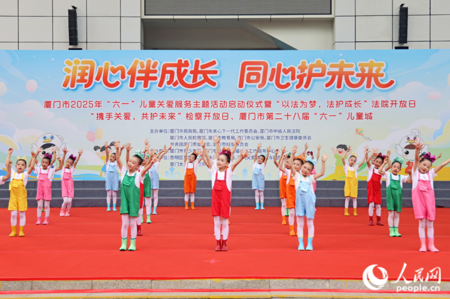 開場舞表演《小水花》。人民網(wǎng)記者 陳博攝