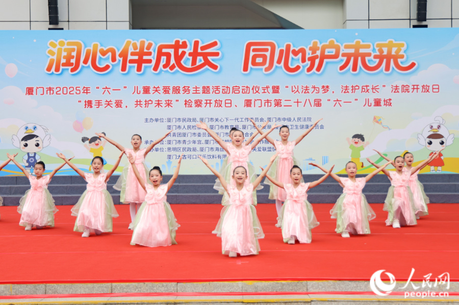 合唱《我們屬于大自然》。人民網(wǎng)記者 陳博攝