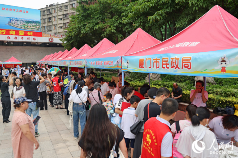 “同心護未來”知識宣傳區(qū)，工作人員正在進行講解。人民網(wǎng)記者 陳博攝
