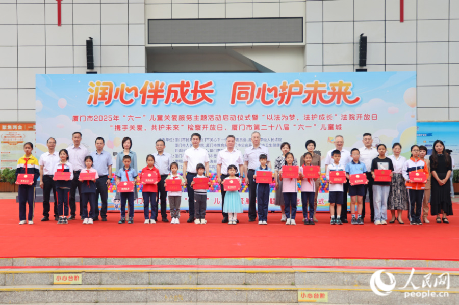 兒童繪畫優(yōu)秀作品頒獎環(huán)節(jié)。人民網(wǎng)記者 陳博攝