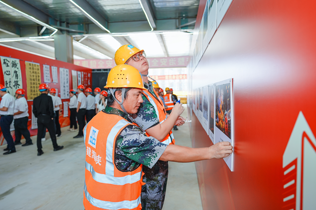 項目一線工人參與投票。中建海峽供圖