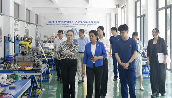 趙文波參觀廈門(mén)南洋職業(yè)學(xué)院實(shí)訓(xùn)樓