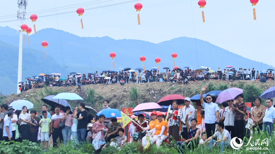 觀眾觀看龍舟比賽，慶祝傳統(tǒng)節(jié)日。人民網(wǎng) 李昌乾攝