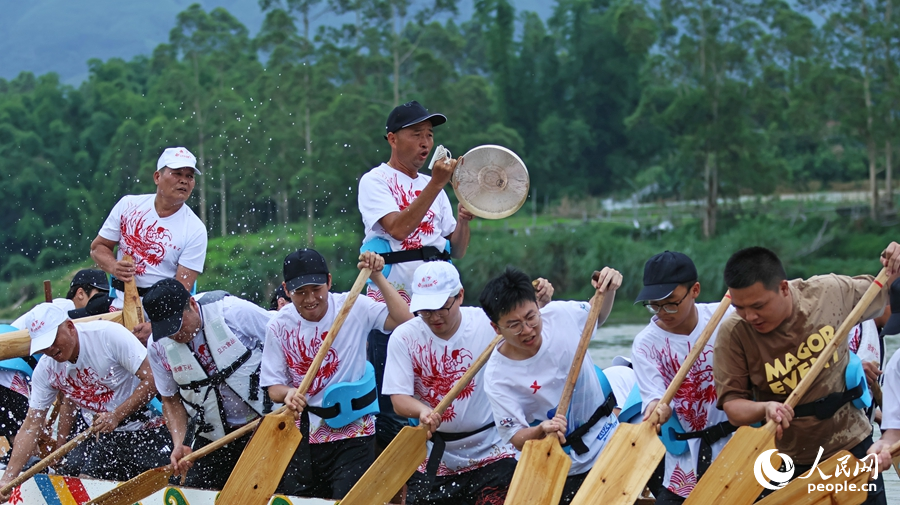 隊員敲鑼助威。人民網(wǎng) 李昌乾攝
