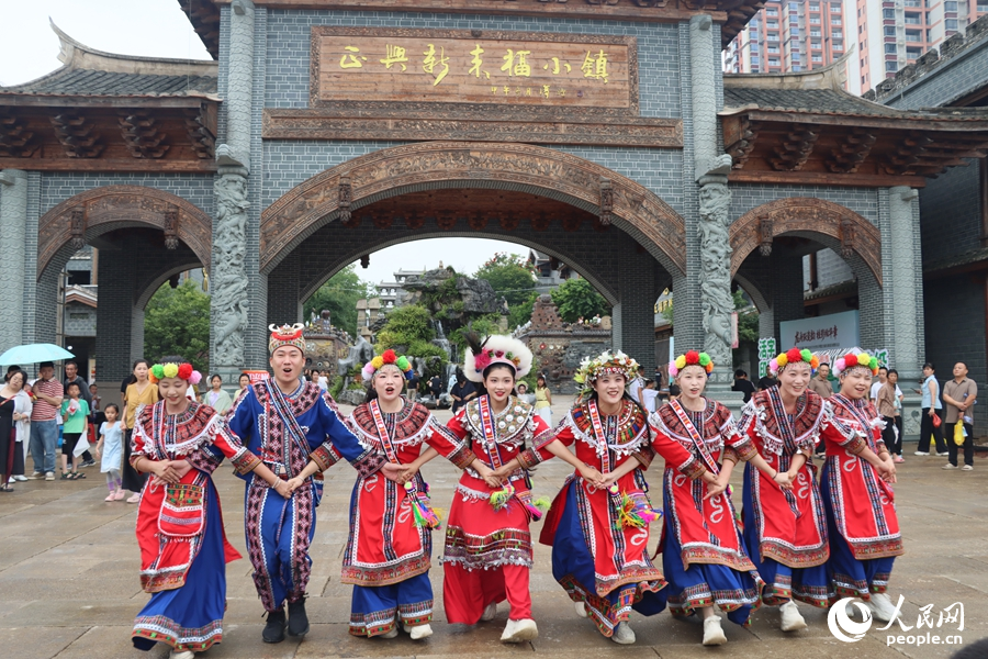 活動期間舉行的國家級非物質(zhì)文化遺產(chǎn)代表性項目——高山族拉手舞表演。人民網(wǎng) 李昌乾攝