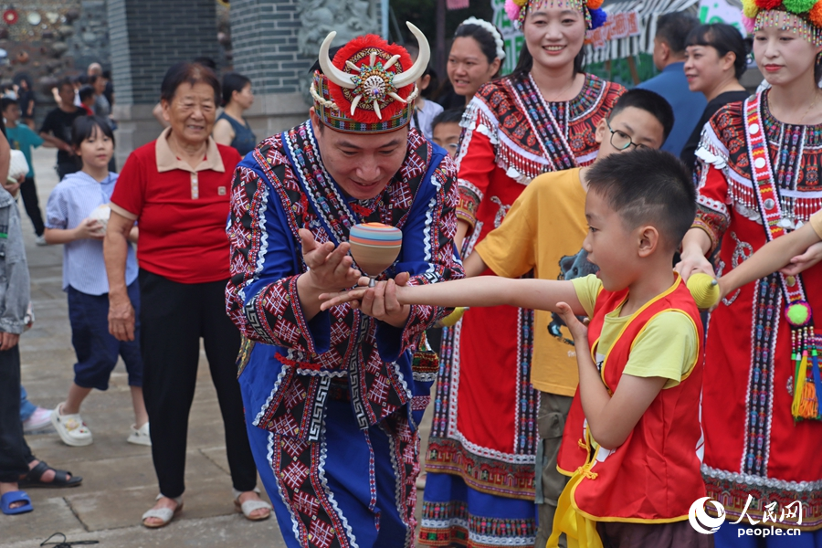 游客體驗高山族拋陀螺。人民網(wǎng) 李昌乾攝