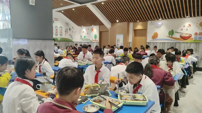 如今的校園食堂干凈明亮。寧德市教育局供圖