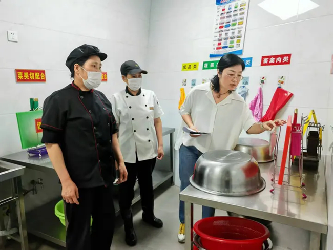 建立膳食監(jiān)督家長(zhǎng)委員會(huì)制度。寧德市教育局供圖