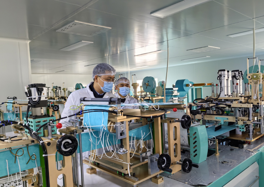 工作人員深入企業(yè)進行指導。廈門市市場監(jiān)管局供圖