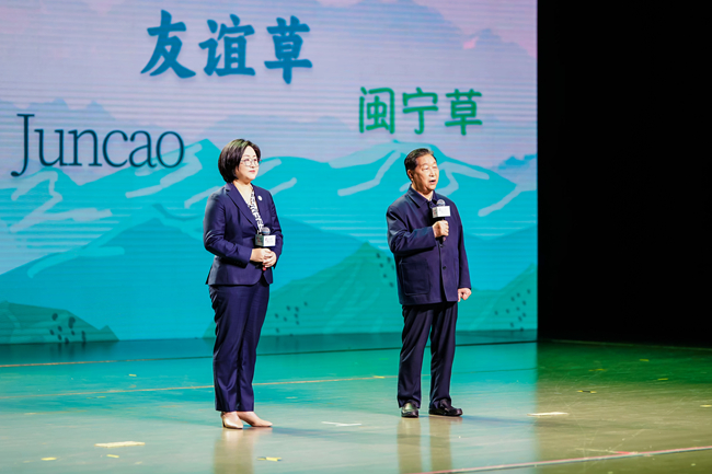 黨的二十大代表、全國脫貧攻堅(jiān)貢獻(xiàn)獎(jiǎng)、感動(dòng)中國2022年度人物、第九屆全國道德模范、國家菌草工程技術(shù)研究中心首席科學(xué)家林占熺和全國三八紅旗手、國家菌草工程技術(shù)研究中心副主任林冬梅父女。主辦方供圖