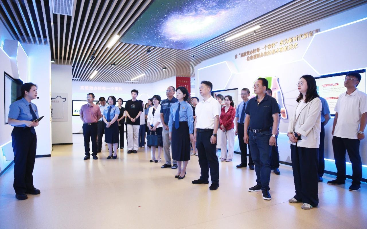 與會代表參觀福建省未成年人檢察展示平臺數(shù)字展館。福建省人民檢察院供圖