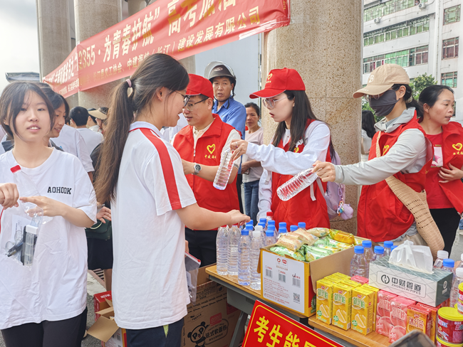 長(zhǎng)汀公司青年志愿者為考生準(zhǔn)備了飲用水、應(yīng)急藥品、高考加油扇、文具袋等物品