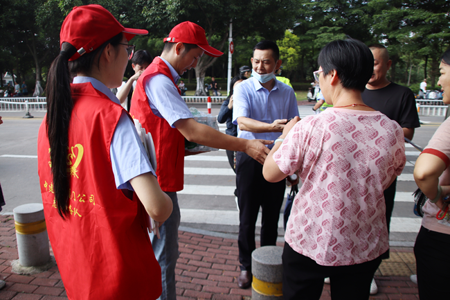 漳州事業(yè)部聯(lián)動(dòng)漳州市公安局交通警察支隊(duì)龍文大隊(duì)二中隊(duì)在考場(chǎng)周邊的5個(gè)點(diǎn)位開展交通志愿服務(wù)