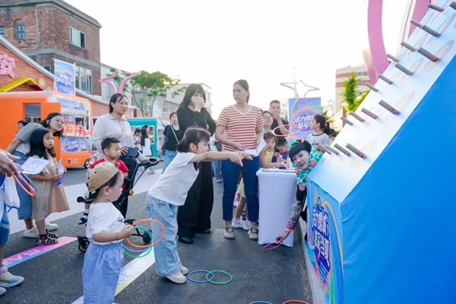 孩子們在市集上玩游戲