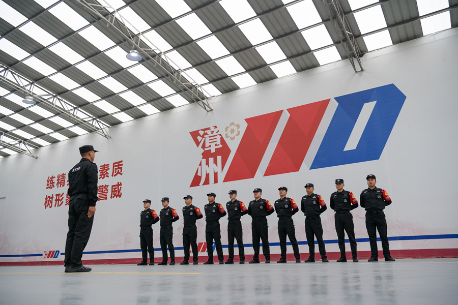 “漳州110”民警在訓練中（資料圖）。漳州市公安局供圖