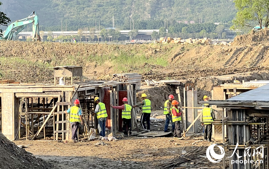 在閩江北港，生態(tài)島觀景臺正在建設(shè)。人民網(wǎng)記者 陳藍(lán)燕攝