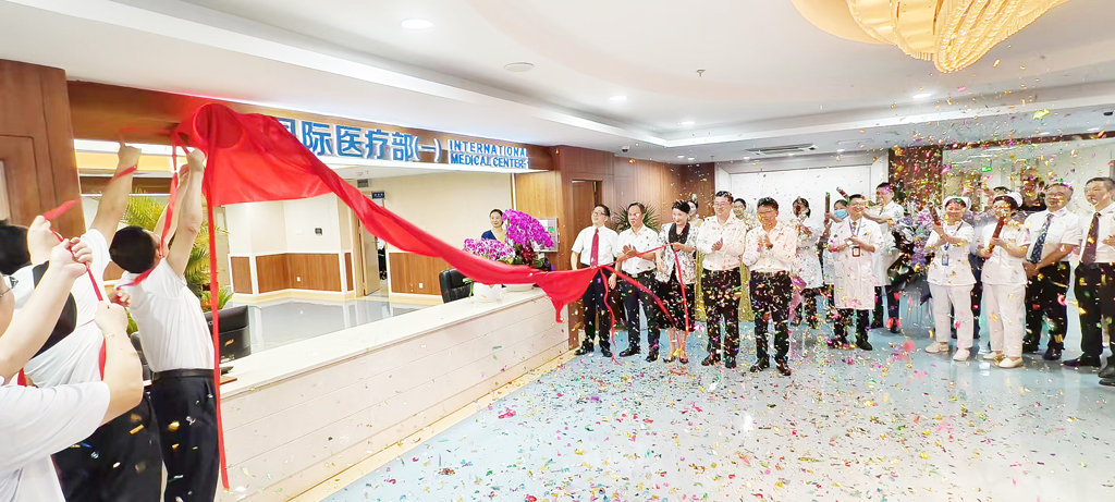 廈門大學附屬中山醫(yī)院國際醫(yī)療部揭牌儀式現(xiàn)場。林林攝