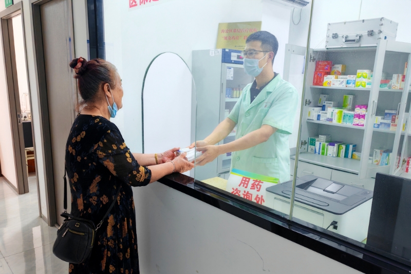 謝錦樵為患者開(kāi)具用藥