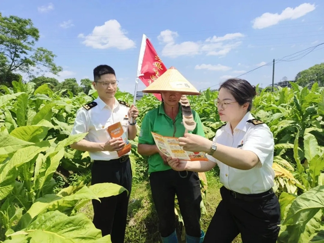 廈門(mén)海關(guān)深入田間地頭開(kāi)展普法活動(dòng)