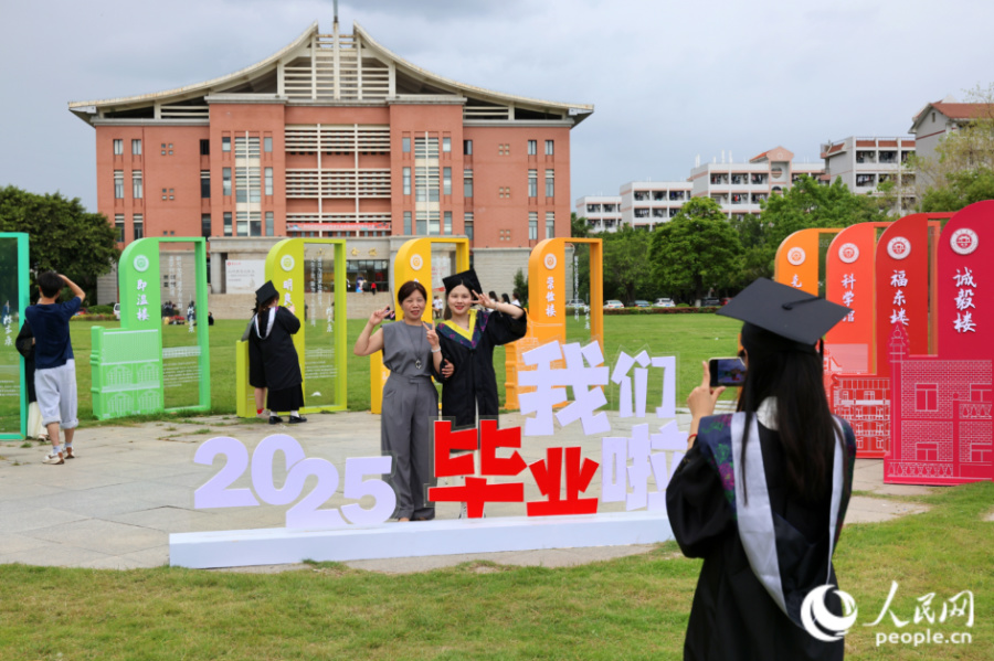 畢業(yè)生與家長合影留念。人民網(wǎng)記者 陳博攝