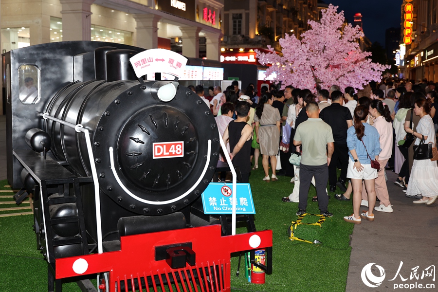 現(xiàn)場設(shè)置小火車主題車廂，打造駛向臺灣記憶的“時光列車”。人民網(wǎng)記者 陳博攝