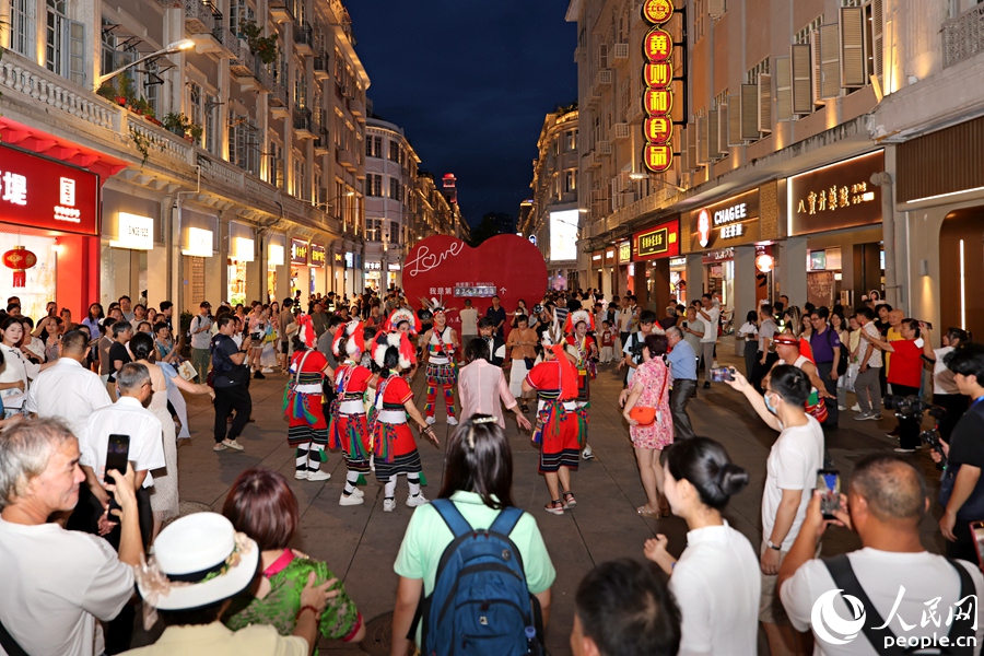 市民游客熱情參與到臺灣阿美族歌舞中。人民網(wǎng)記者 陳博攝