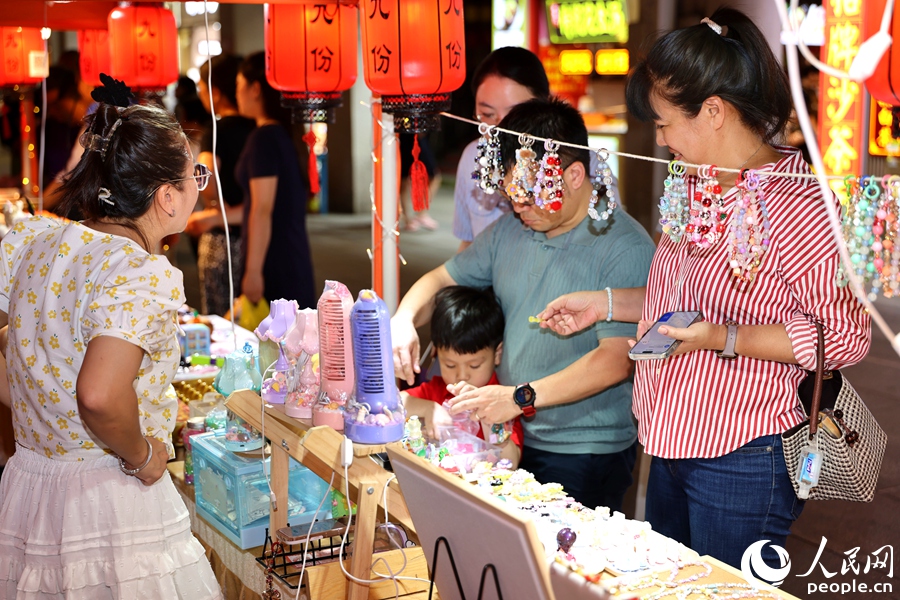 市民游客觀賞臺灣特色文創(chuàng)產(chǎn)品。人民網(wǎng)記者 陳博攝