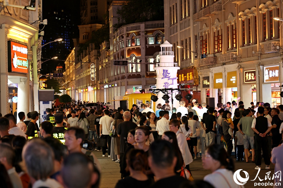 臺灣樂隊奏唱吸引觀者駐足。人民網(wǎng)記者 陳博攝