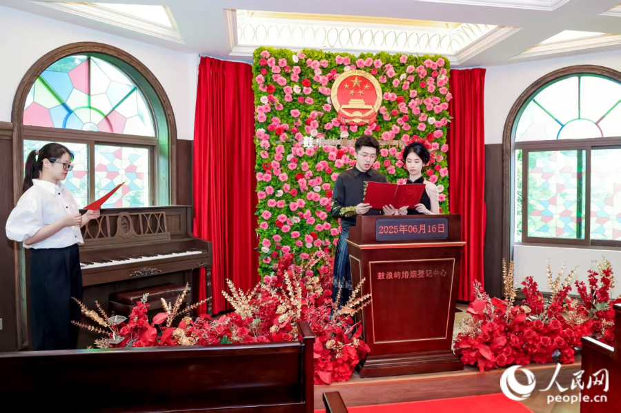 首對(duì)新人宣讀結(jié)婚誓詞。人民網(wǎng)記者 陳博攝