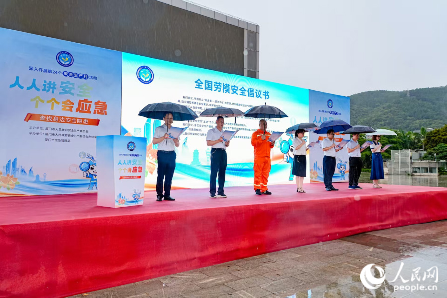 7名全國勞動模范和先進工作者現(xiàn)場發(fā)出倡議。人民網(wǎng)記者 陳博攝