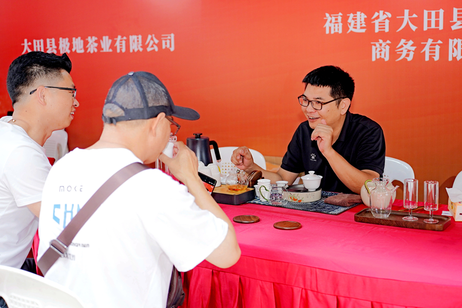 現(xiàn)場沖泡的大田美人茶吸引許多茶客駐足品茗。主辦方供圖