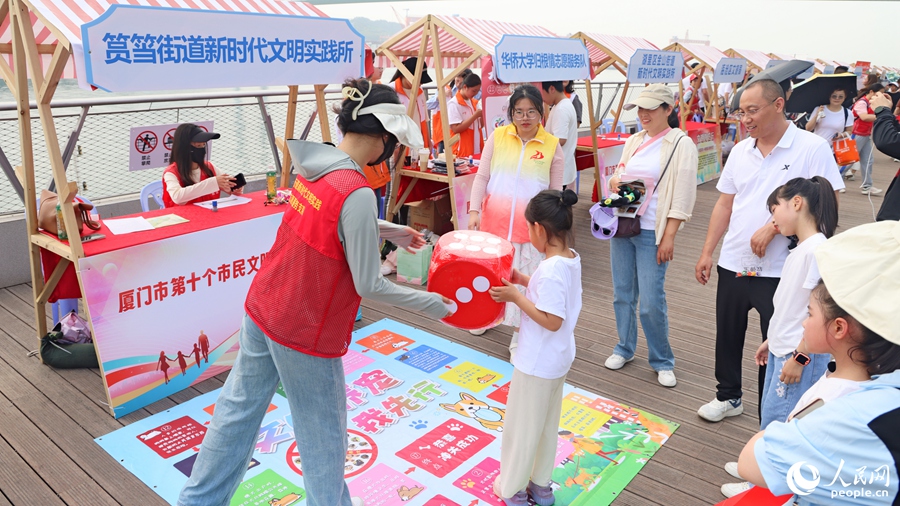 市民游客參與文明趣味互動(dòng)游戲。人民網(wǎng)記者 陳博攝