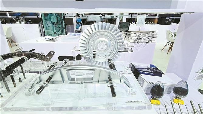 在金鷺特種合金展位上，各種身懷絕技的“神兵利器”亮相，我國許多航空航天重器就是由它們“裁”出來的。