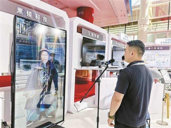 在廈門黑鏡科技展位上，AI“左宗棠”與參觀者互動。