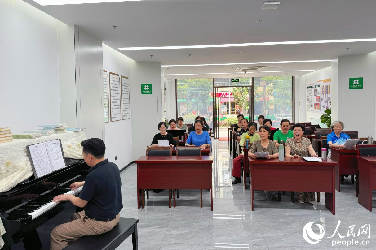 大凰山社區(qū)長者學(xué)堂合唱班。人民網(wǎng) 李唯一攝