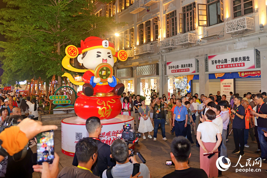 市民游客與NFC互動創(chuàng)意裝置打卡。人民網(wǎng)記者 陳博攝