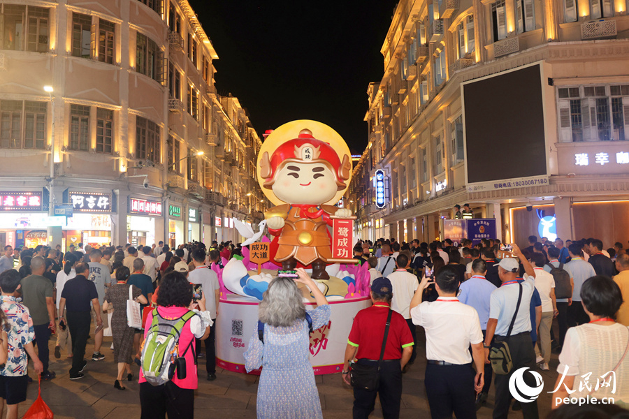 市民游客拍照留念。人民網(wǎng)記者 陳博攝