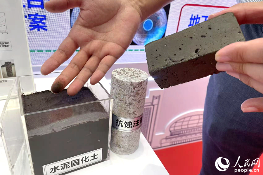 一天時(shí)間，磷石膏廢料加工的“水泥塊”就已固化，較水泥固化土性能更優(yōu)。人民網(wǎng)記者 林盈攝