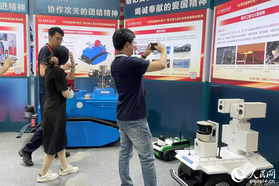 哈爾濱工業(yè)大學(xué)展廳內(nèi)，科研成品“含金量”十足。人民網(wǎng)記者 林盈攝