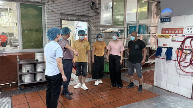 泉州第十七中學(xué)膳食監(jiān)督家長委員會(huì)成員開展食堂檢查工作