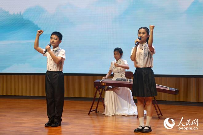 古箏彈奏、詩(shī)朗誦《鷺島新貌》。人民網(wǎng)記者 陳博攝