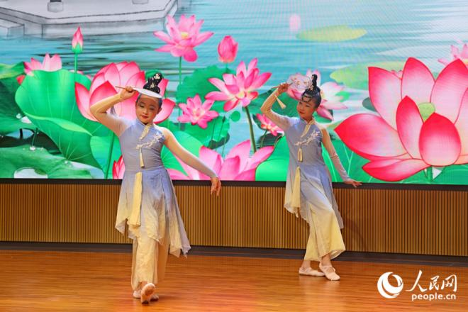 古典雙人舞《淡妝濃抹總相宜》。人民網(wǎng)記者 陳博攝