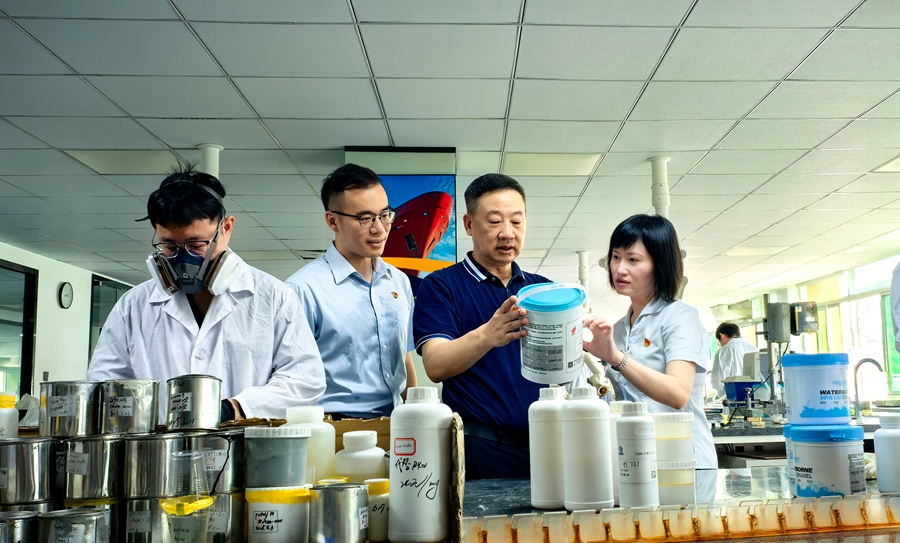 建設(shè)銀行泉州分行工作人員走訪國家級專精特新重點“小巨人”企業(yè)──信和新材料，了解企業(yè)最新科研產(chǎn)品。建行福建省分行供圖