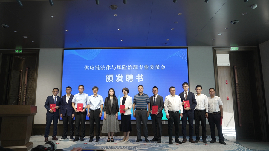 為專委會12位委員頒發(fā)聘書。廈門市海絲法務(wù)辦供圖