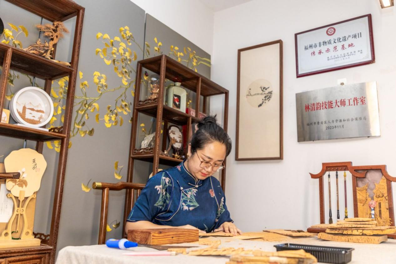 林清韻將軟木畫(huà)融入頭飾、茶盤(pán)、手提包等生活元素?？道跀z