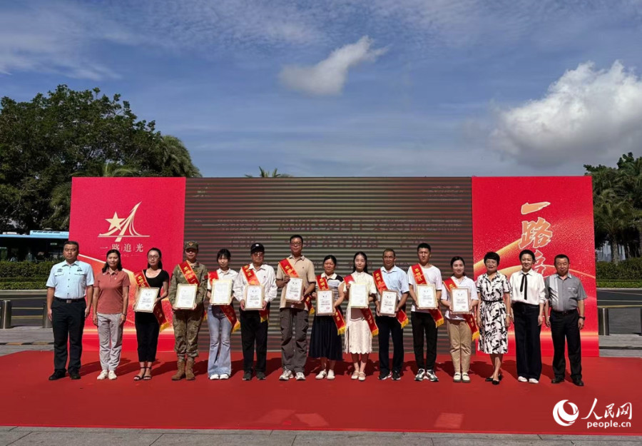 現(xiàn)場(chǎng)還為首批“一路追光宣講員”頒發(fā)聘書。人民網(wǎng)記者 張萌攝