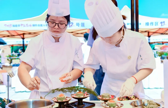 比賽現(xiàn)場(chǎng)，選手正在制作藥膳